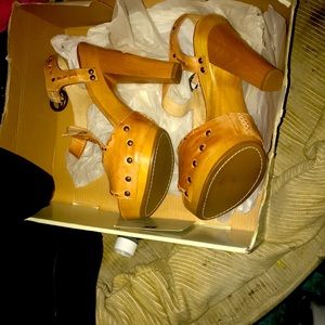 Women high hill  open toe MADE BY FRYE